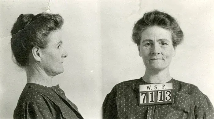 Linda Hazzard's prison mug shots, in profile and facing the camera, with the number 7113